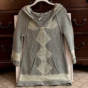 Free People gray knit hooded boho tunic w white details and cableknit trim. XS